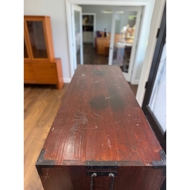Antique Japanese Meiji Period Keyaki Two-Piece Stacking Tansu Chest With Hidden Drawers & Original Key For Sale - Image 4 of 15
