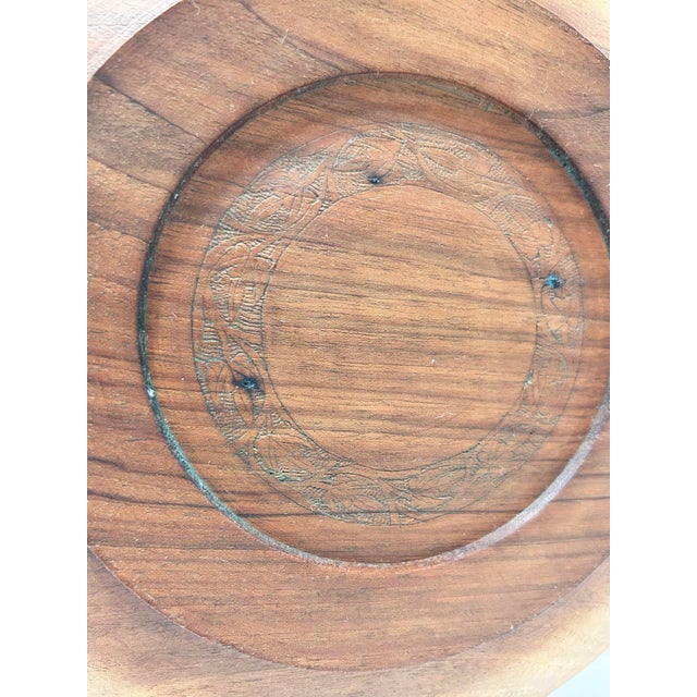 1970s Hand-Carved Wooden Centerpiece Bowl – Rustic Floral Band Artisan Decor 1970s For Sale - Image 5 of 9