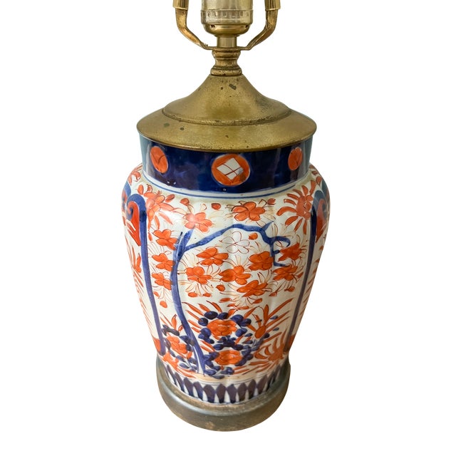 Late 20th Century Vintage Imari Style Hand-Painted Ceramic Table Lamp With Brass Hardware & Square Shade – Chinoiserie / Hollywood Regency For Sale - Image 5 of 13