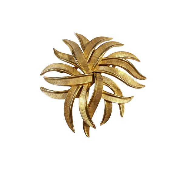 Vintage Crown Trifari Brooch Pin Gold Tone Leaf Feather Textured For Sale - Image 4 of 5