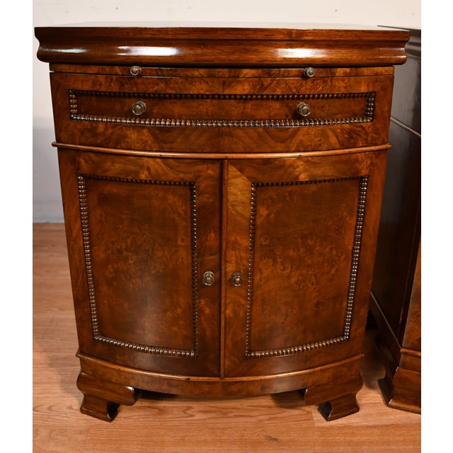 1930 Pair of English Regency Burl Walnut Nightstands / Bedside Tables / Commodes For Sale - Image 4 of 18