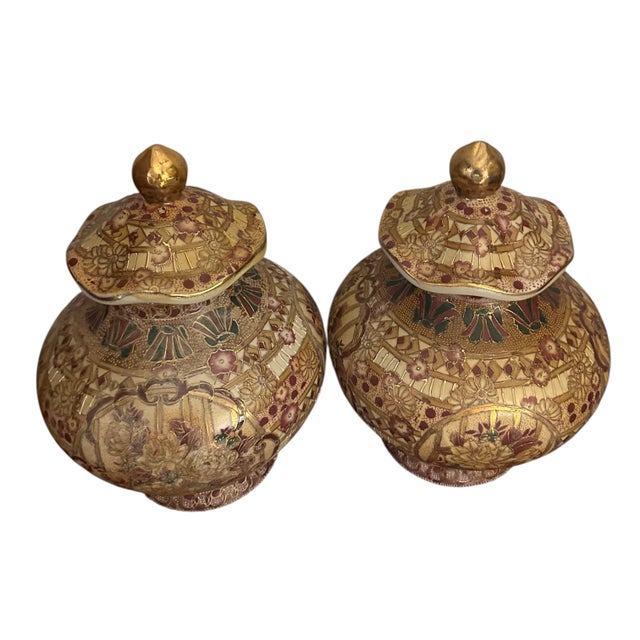 Japanese Vintage Satsuma Style Porcelain Lidded Temple Jars With Moriage and Gilt Detailing - A Pair For Sale - Image 3 of 12