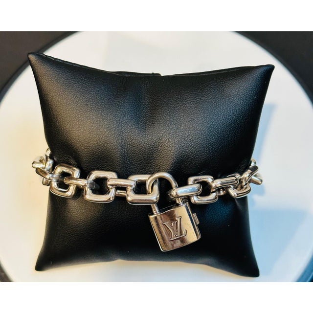 2010s Louis Vuitton Locket Chain Vintage Link Bracelet in 18 Karat White Gold, 87 Gm For Sale - Image 5 of 18