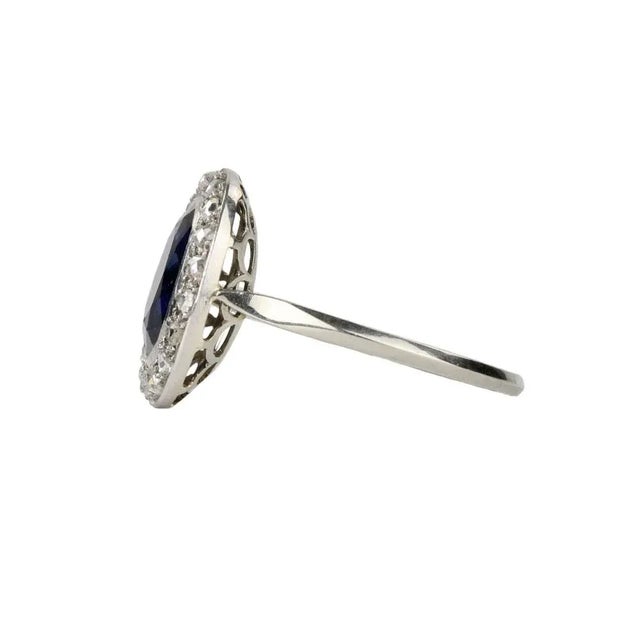 Gold Ring with Sapphire and Diamonds For Sale - Image 4 of 9