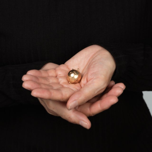 1960s Vintage 60s Folding Picture Ball Orb Pendant Charm 14k Gold Celestial Stars For Sale - Image 5 of 5
