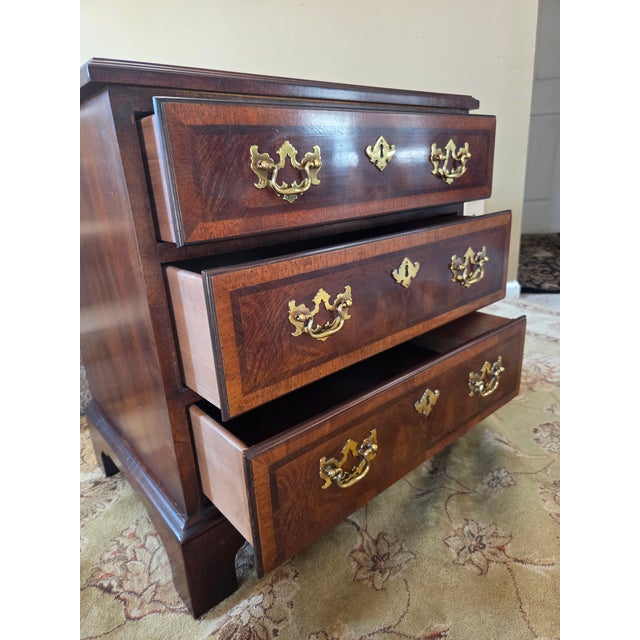 Henredon Aston Court Nightstand Bedside Chest Three Drawer Banded Mahogany For Sale - Image 9 of 16