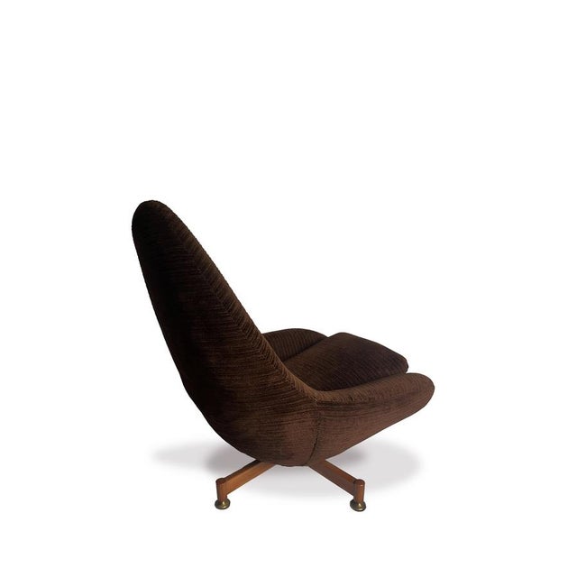 A stunning Greaves and Thomas swivel egg chair in wonderful vintage condition. In rich chocolate tones the velvet covering...