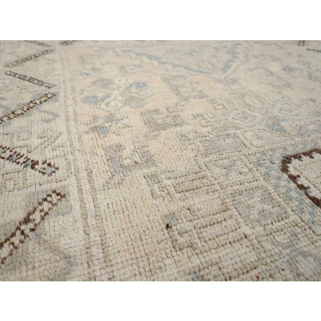 Galerie Shabab Collection Mid-20th Century Handmade Turkish Anatolian Throw Rug For Sale In New York - Image 6 of 10