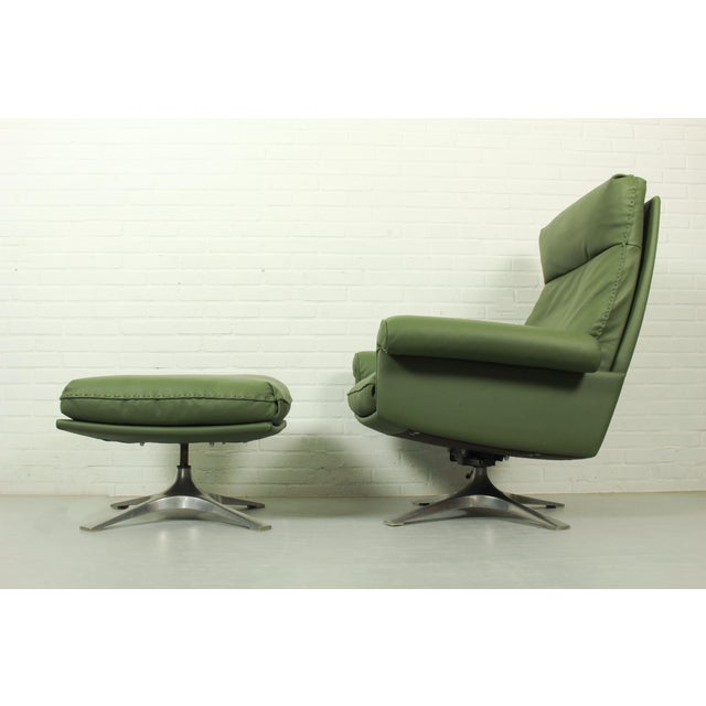 Mid-Century Modern DS-31 High-Back Lounge Chair and Ottoman from de Sede, 1970s, Set of 2 For Sale - Image 3 of 13
