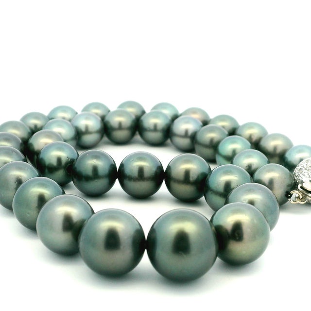 1990s 1990s Graduated Tahitian Black Pearl Necklace With Diamond Clasp For Sale - Image 5 of 11