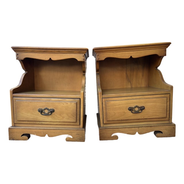 Pair of Vintage Maple Nightstands / Side Tables For Sale