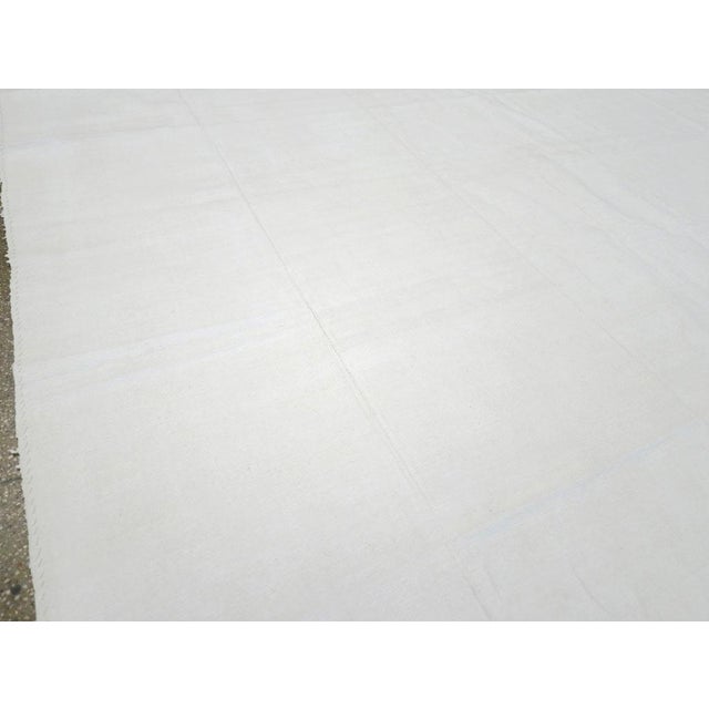 Mid 20th Century Galerie Shabab Collection Mid-20th Century Handmade Turkish Flatweave Kilim Room Size Carpet For Sale - Image 5 of 10
