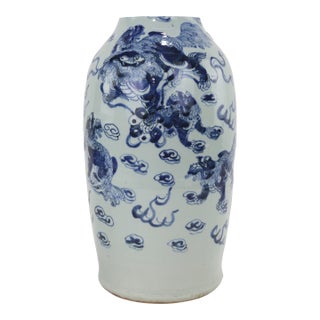 19th Century Chinese Blue and White Porcelain Vase With Foo Lions and Cloud Motif For Sale