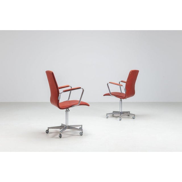 1960s Oxford Office Chairs in Cognac Leather by Arne Jacobsen for Fritz Hansen, Denmark, 1967, Set of 2 For Sale - Image 5 of 18