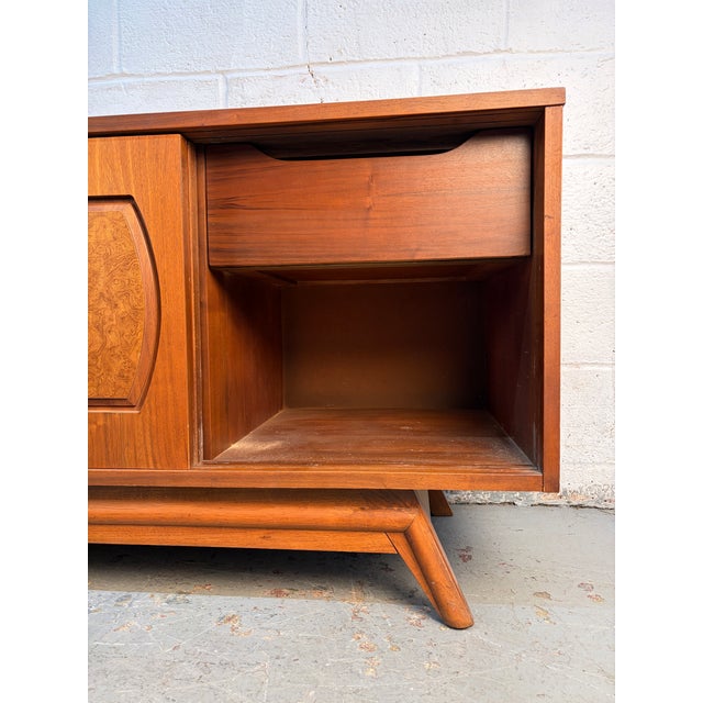 Young Manufacturing Mid 20th Century Walnut and Burlwood Buffet, Attributed For Sale - Image 11 of 17