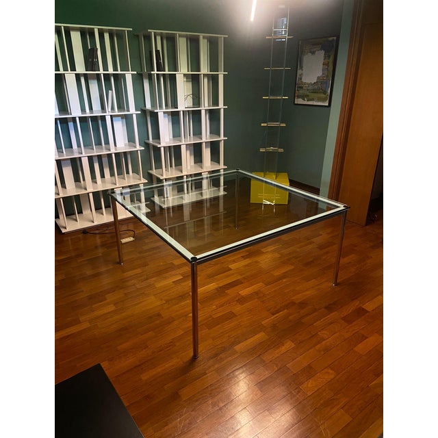 Commonly known by the name of LC10, Table en tube, it has legs in polished chromed steel and a connection structure...