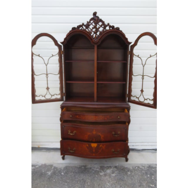 Early 1900s Homer Bros Tall Carved Inlay China Display Cabinet Cupboard 6136 For Sale - Image 4 of 18