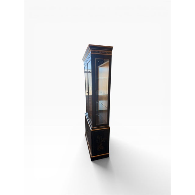 1980s Drexel Heritage Chinoiserie Illuminated Curio Cabinet / Display Case With Gold Gilt Detailing For Sale - Image 5 of 15