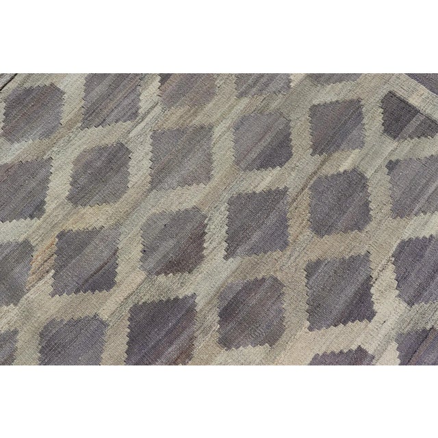 Modern Hand-Woven Flatweave Kilim in Wool With All-Over Geometric Diamond Design For Sale - Image 12 of 13