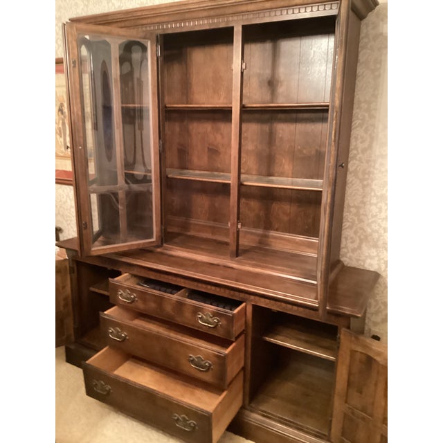 American Vintage 1970’s Ethan Allen Lighted Maple China Cabinet/Hutch With Adjustable Glass Shelves For Sale - Image 3 of 11