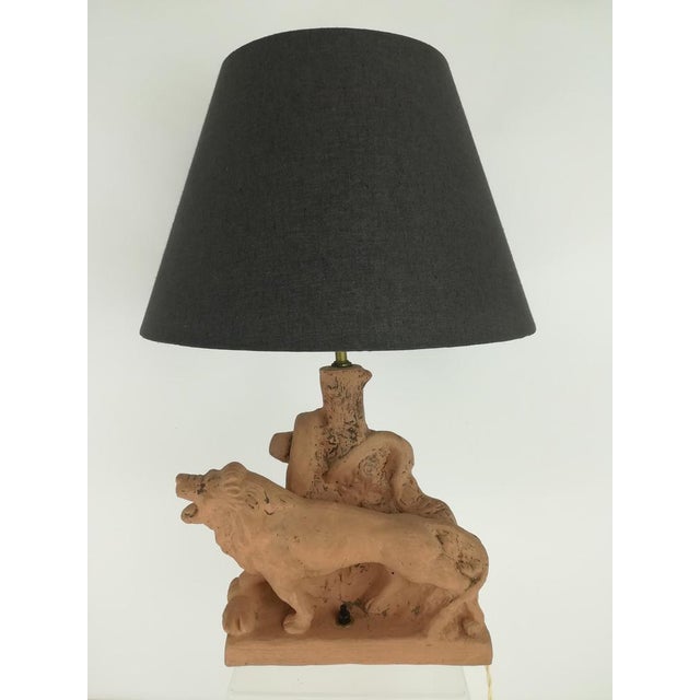 Brutalist lion sculpture table lamp with fabric shade. Total height: 56 cm Diameter of the umbrella: 38 cm Figure: height:...