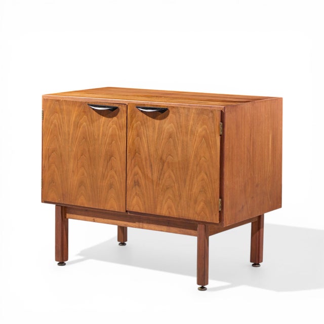 Mid-Century Modern Jens Risom Mid Century Walnut 2 Door Cabinet Credenza For Sale - Image 3 of 8