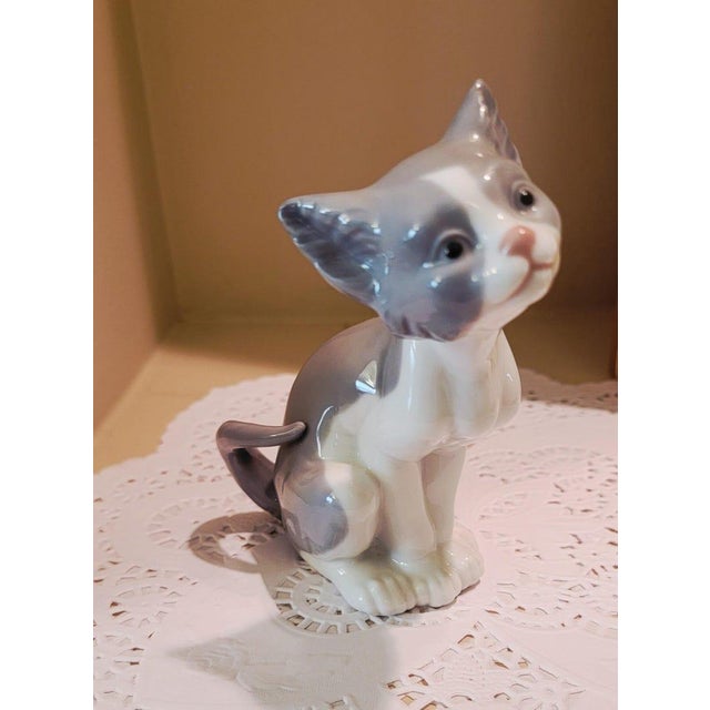 Lladro Vintage Lladro Feed Me Cat Figurine 5113 Salvador Debon Spain Porcelain Mint Retired For Sale - Image 4 of 13