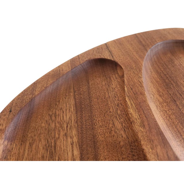 Chestnut 1970s Triangular Teak Wood Snack/Charcuterie Board For Sale - Image 8 of 11