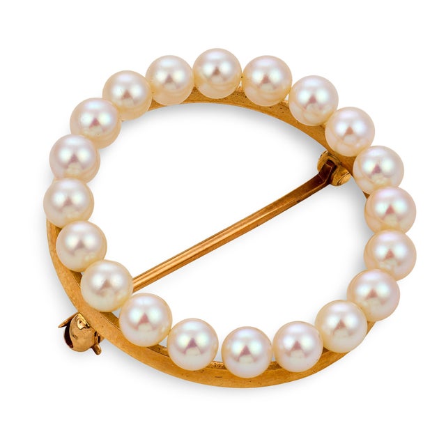 Tiffany and Co. 1980s Tiffany & Co. Pearl 14k Yellow Gold Circle Brooch For Sale - Image 4 of 6
