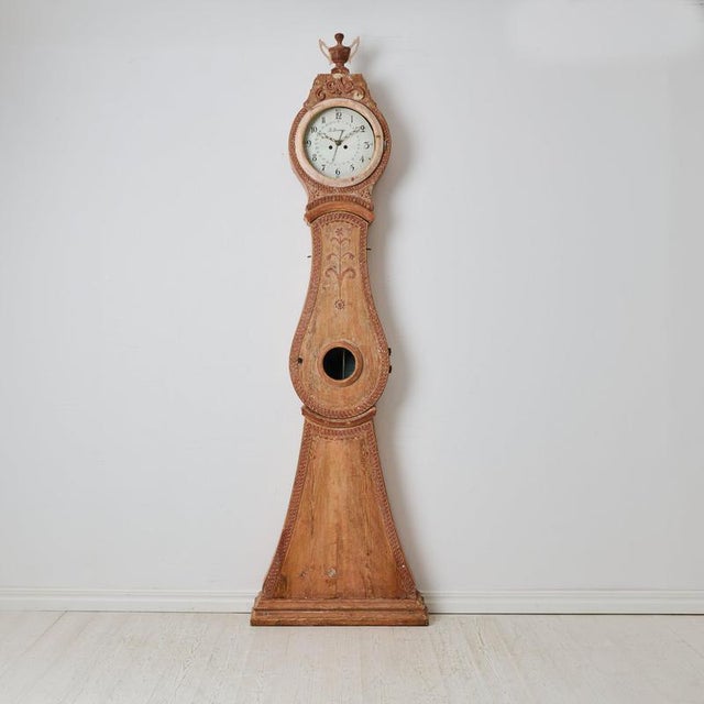 Gustavian long case clock, from the Swedish gustavian period around 1790. Made by hand with a frame in solid pine. Carved...