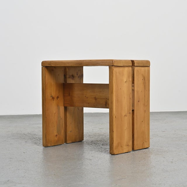 Inverted U-shaped stool in solid pine. Model selected for the Les Arcs 1800 ski resort. A passionate mountaineer,...