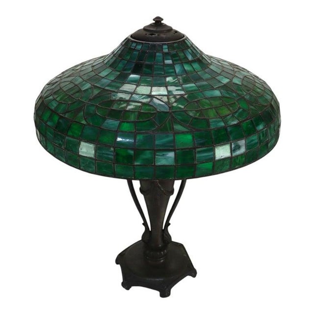 Arts & Crafts 1920s Tiffany Style Classic Arts & Crafts Green Leaded Stained Glass Table Lamp For Sale - Image 3 of 13