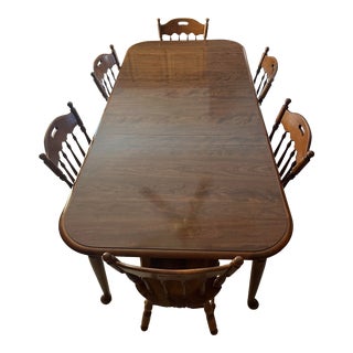 Late 20th Century Ethan Allen Heirloom Nutmeg Maple 10-6004p Dining Table Early American, W/Six 10-6002 Chairs -Set of 7 For Sale