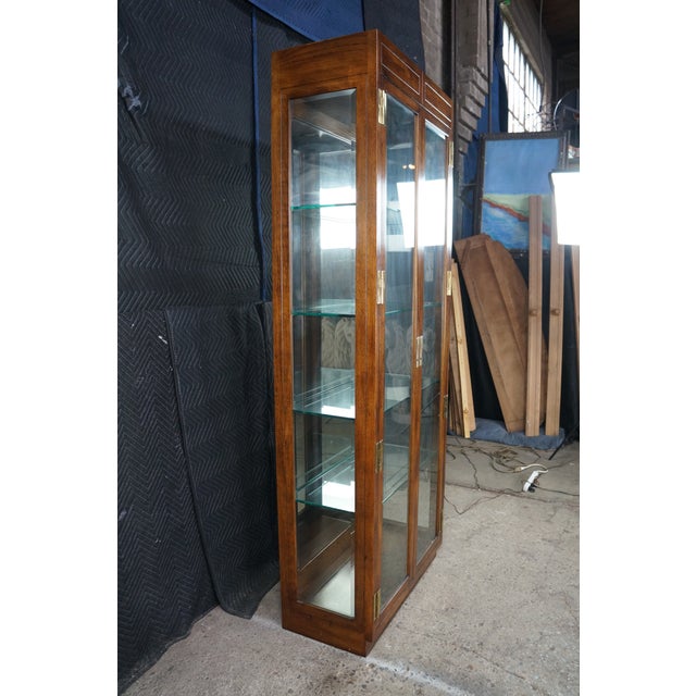 Mid Century Henredon Scene One Oak Campaign Curio Display Cabinet Vitrine 1979 For Sale - Image 10 of 18
