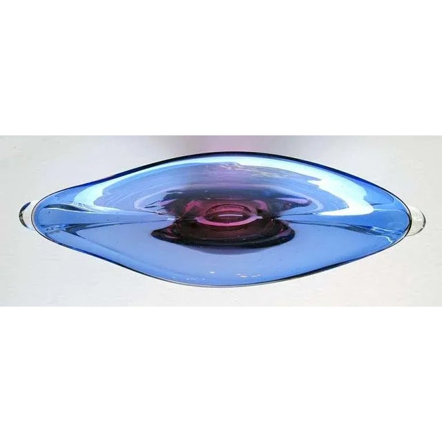 Mid-Century Modern Seguso Murano Elliptical-Form Glass Bowl in Hues of Blue & Aubergine For Sale - Image 3 of 4