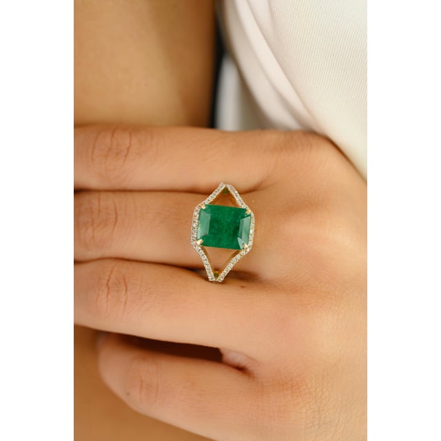 Statement Emerald Split Ring Size 7 in 14k Gold With Diamonds For Sale In New York - Image 6 of 12