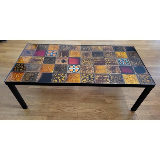 This coffee table, designed by Roche Bobois, is a true jewel of design, combining aesthetics and functionality. Made from...