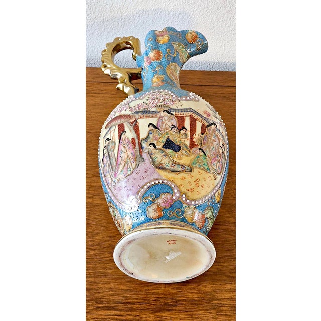 Vintage Satsuma Vase Pitcher With Gold Handle – 20th Century Chinoiserie, Hand-Painted For Sale - Image 10 of 17