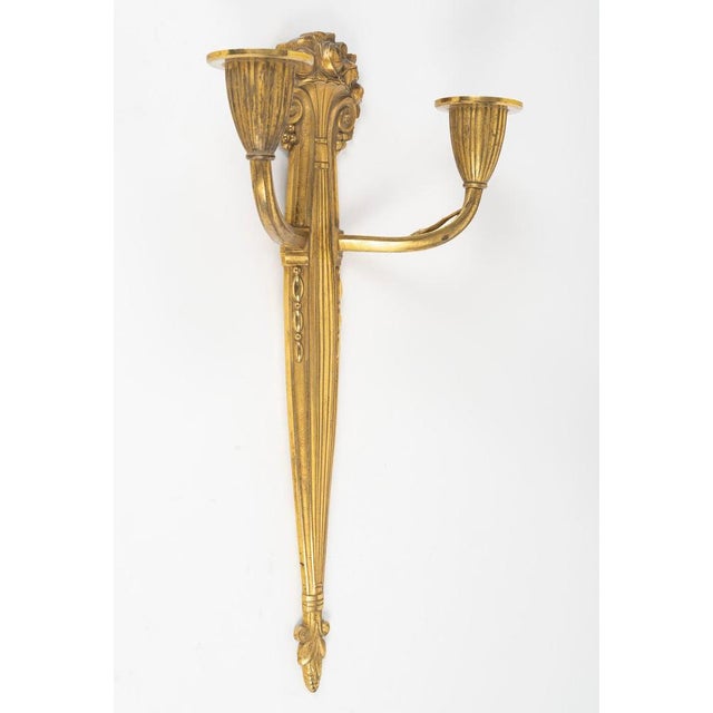 Gilded bronze wall sconce, art deco, 1925. Art deco-era wall sconce, circa 1925, in gilded bronze. H: 40 cm, w: 25 cm, d:...
