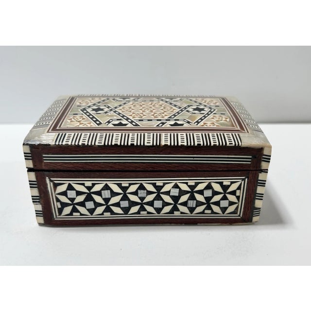 Brown Vintage Anglo-Indian Mosaic Inlay Jewelry Box – Moorish Mother of Pearl Trinket Casket For Sale - Image 8 of 8