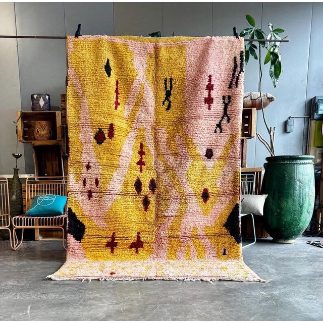 This new handmade Moroccan wool rug is a bold and artistic expression of contemporary Berber craftsmanship. Entirely...