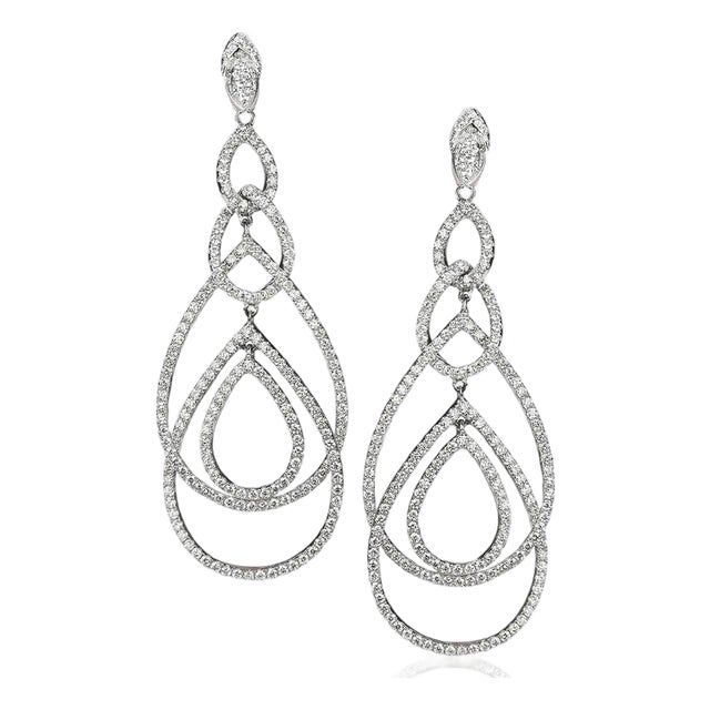 Late 20th Century Pair of Stunning 18k DIamond Earrings For Sale