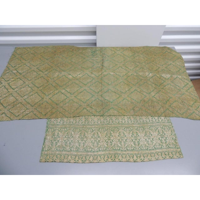 Antique Kelly Green and Gold Woven Silk Saree With Gold Metallic Threads Textile Fragments - Set of For Sale In Tampa - Image 6 of 9