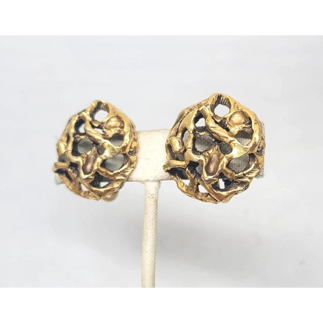 Abstract Vintage Jonathan Bailey for Crown Trifari Round Brutalist Goldtone Clip Earrings, 1970 - 2 Pieces For Sale - Image 3 of 7