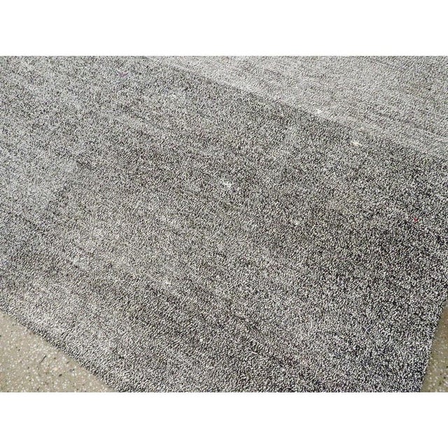 Textile Galerie Shabab Collection Mid-20th Century Handmade Turkish Flatweave Kilim Large Room Size Carpet in Grey For Sale - Image 7 of 10