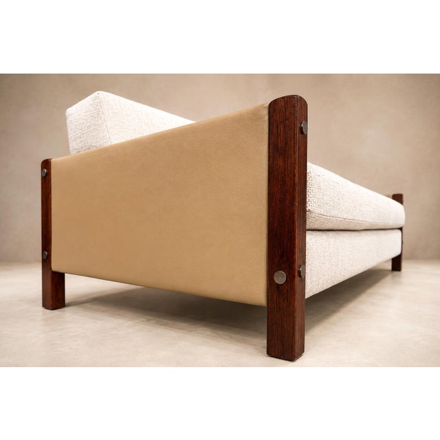 Sergio Rodrigues "Millor" Sofa in Rosewood, Leather & Textured Fabric, Brazil, 1960s For Sale - Image 15 of 18