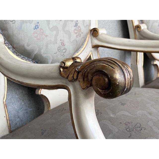 Pair of Venetian Hand Painted Armchairs in White Antique Painting and Giltwood For Sale - Image 14 of 18