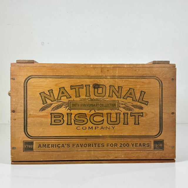 1990s Vintage Boho Chic Americana Rustic Commemorative Biscuit Pine Box Game Board For Sale - Image 4 of 18