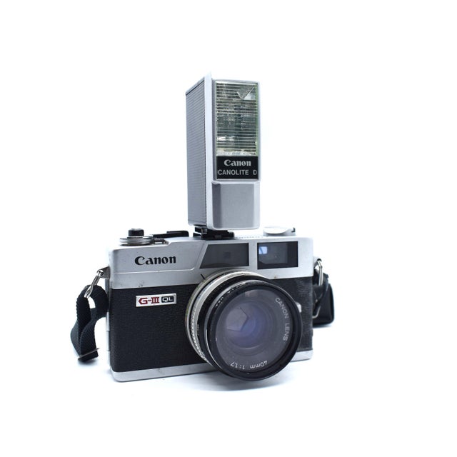 This classic Canon Canonet G-III QL17 is a premier example of 1970s precision engineering, often celebrated by enthusiasts...