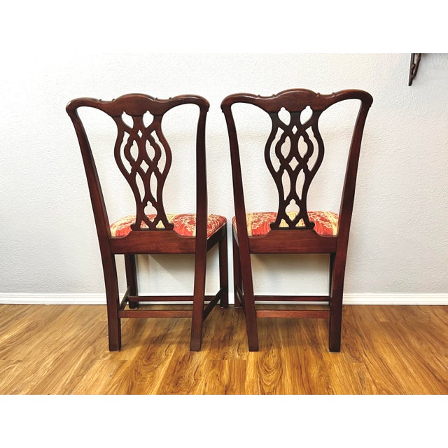 American Pair of 1930s–1940s American Mahogany Chippendale Revival Chairs With Pierced Backs For Sale - Image 3 of 9
